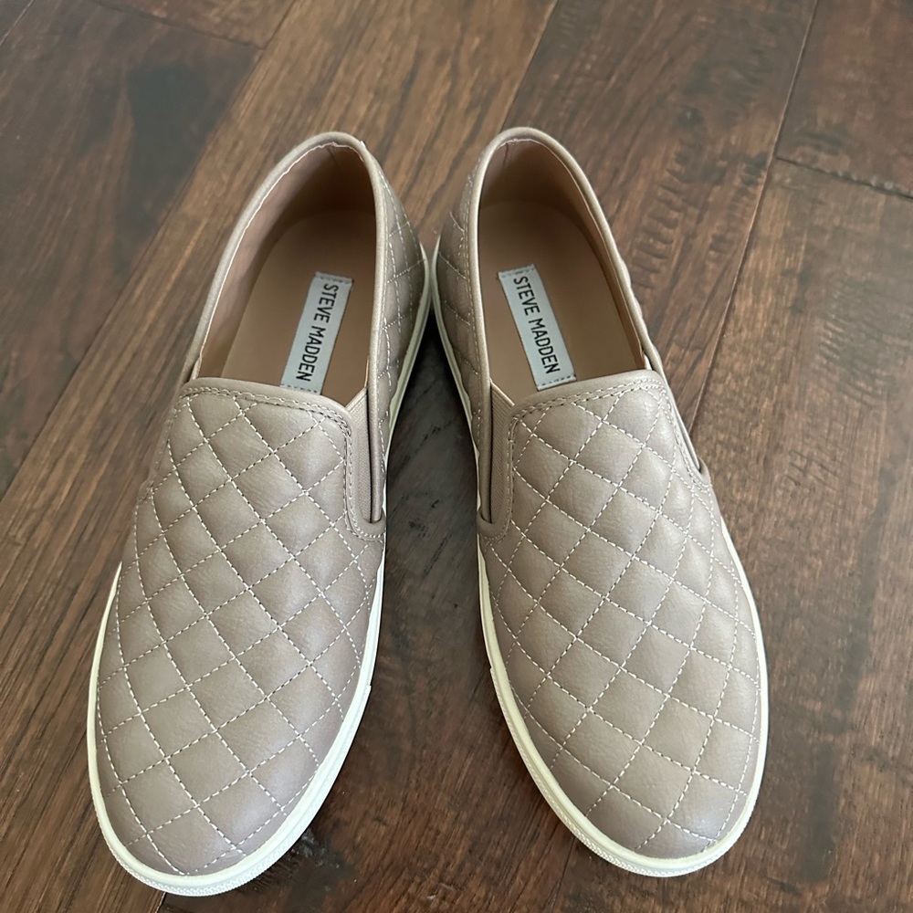 NEVER WORN Quilted Steve Madden Slides
